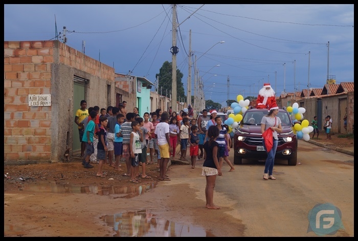 Carreata do Papai Noel e voluntários do grupo Anjos da Guarda anima moradores de Guarda dos Ferreiros