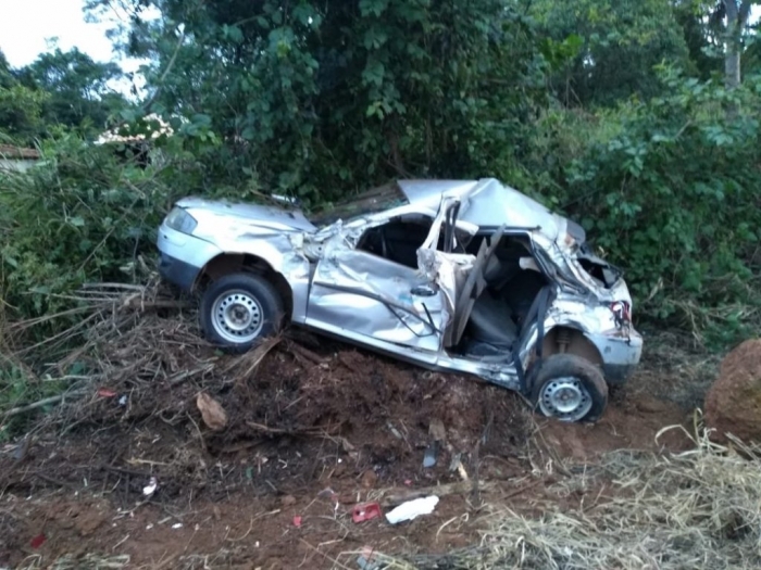 Carro é atingido por caminhão e sai da pista na MG-230 próximo a Rio Paranaíba