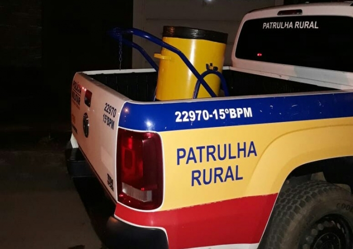 Dupla leva carrinho de lixo de mulher que estava trabalhando varrendo rua em São Gotardo