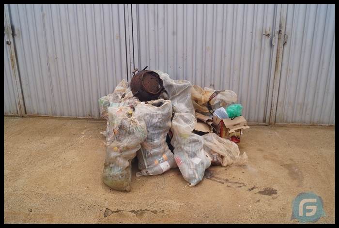 Moradores de Guarda dos Ferreiros sofrem com a falta de coleta de lixo 