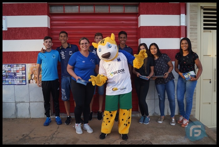 Mascote Wiki da Copa de Futebol do Alto Paranaíba percorre ruas de Guarda dos Ferreiros