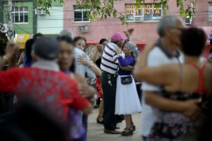 Atividades físicas e sociais protegem cérebro de danos do Alzheimer