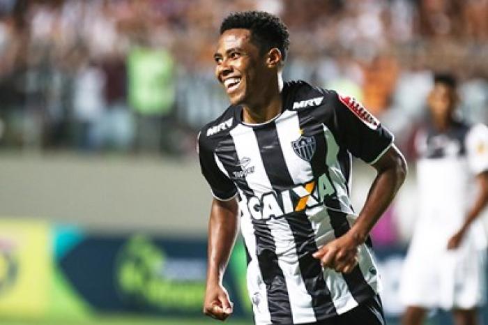 Há mais de um ano sem férias, Elias destaca semana para suportar sequência de jogos