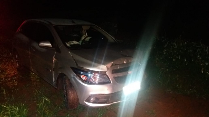 Colisão lateral entre carros na LMG-764 em Tiros deixa vítimas com ferimentos leves