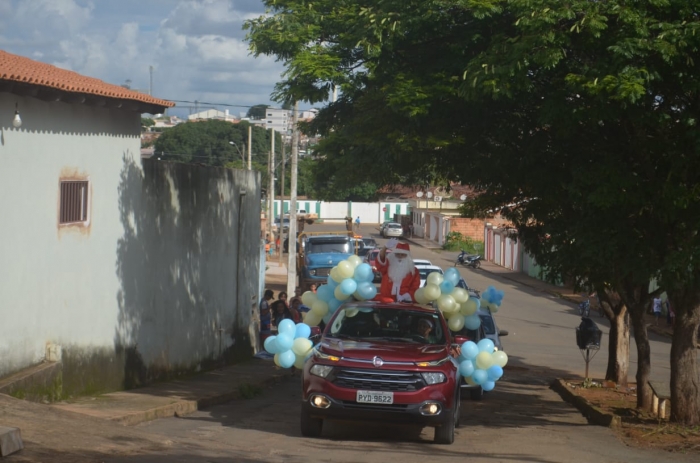 Associação Anjos da Guarda e parceiros realizam carreata do Papai Noel e visita ao asilo em Rio Paranaíba