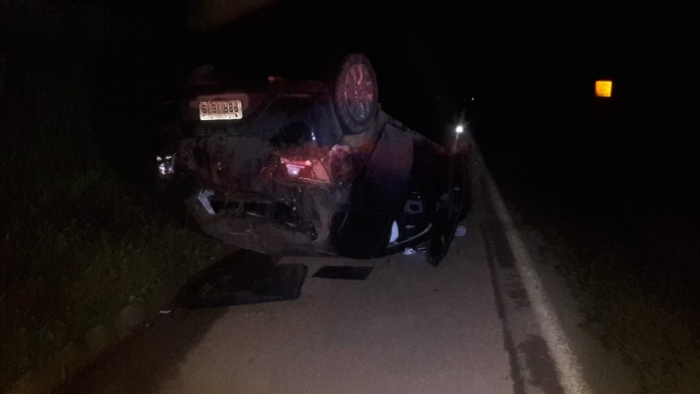 Após aquaplanagem, carro capota na BR-354