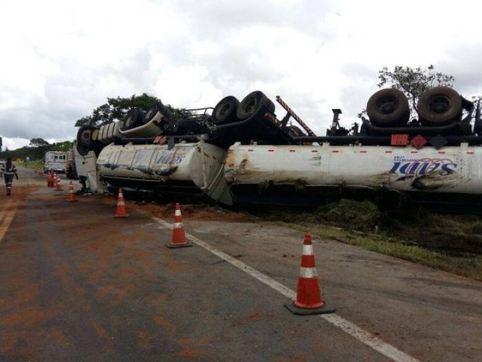 Carreta tomba e derrama mais de 20 mil litros de óleo na BR-262 em Ibiá