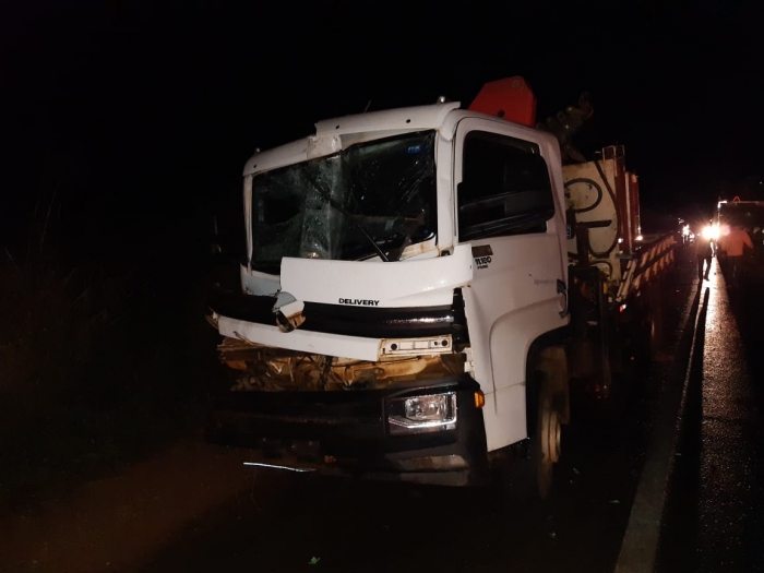 Caminhão bate na traseira de carreta na BR-354 em São Gotardo