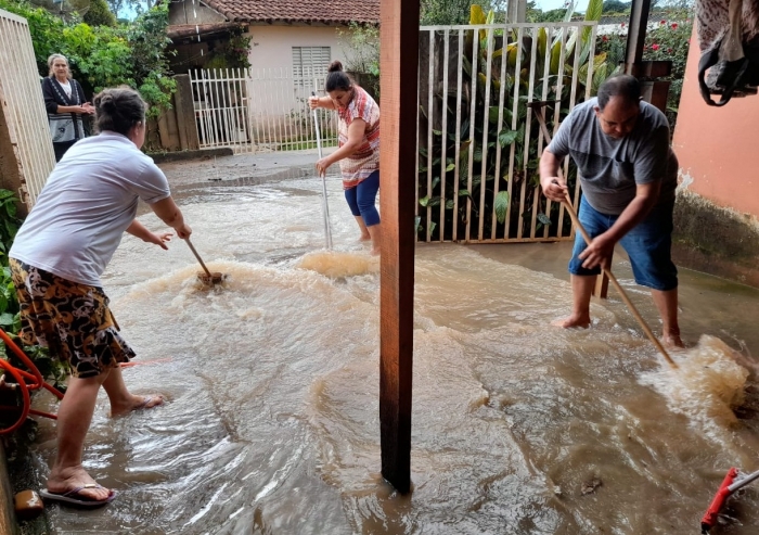 Filme repetido: Moradores de Guarda dos Ferreiros sofrem novamente com casas alagadas durante chuva