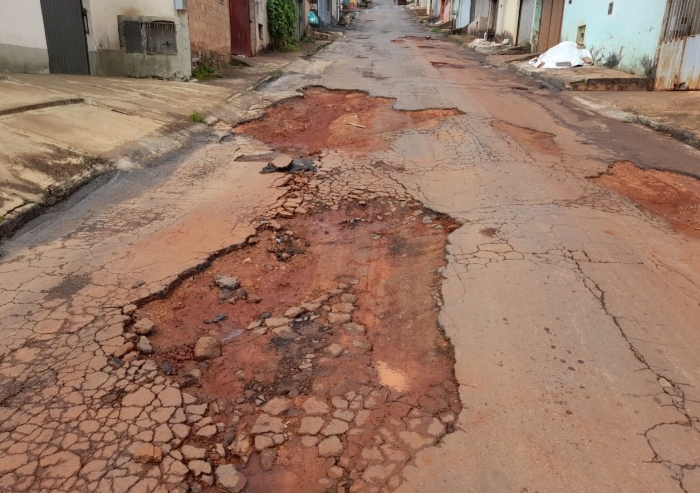 SÃO GOTARDO: Buracos na rua das Laranjeiras