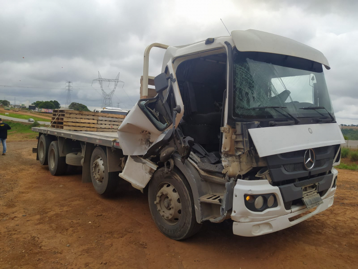 Acidente envolvendo caminhões é registrado na MG-235 em São Gotardo