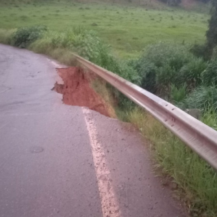 Erosão é formada em estrada que liga São Gotardo à Matutina/Tiros