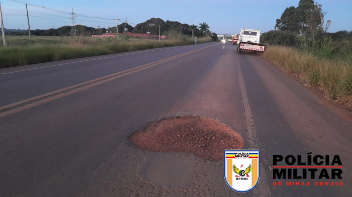 Perigo e prejuízo: Ao desviar de buraco na MG-235 em São Gotardo, condutor perde controle de veículo