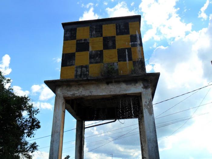 Reservatório danificado coloca moradores em risco e causa desperdício de vários litros de água em distrito de Rio Paranaíba