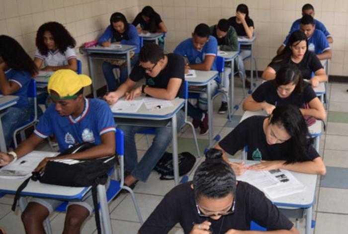 Pesquisa diz que 76% dos jovens adiariam faculdade por falta de dinheiro ou bolsa